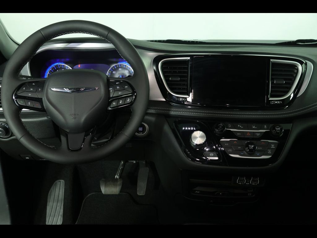 Used 2023 Chrysler Pacifica Touring-L w/ Uconnect Theater Family Group AWD/4WD image 3