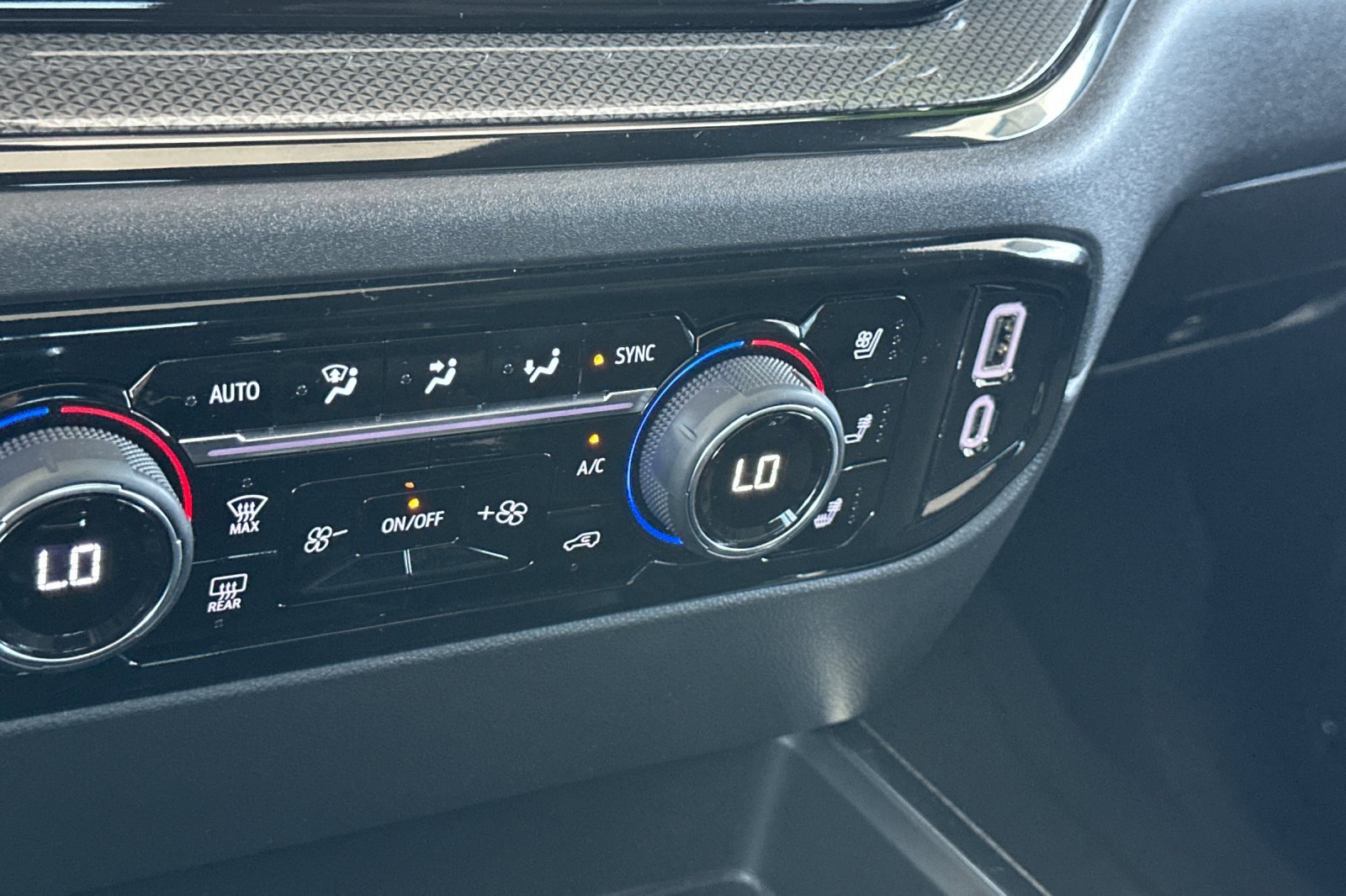 Used 2025 Chevrolet Silverado 1500 ZR2 w/ Technology Package image 31