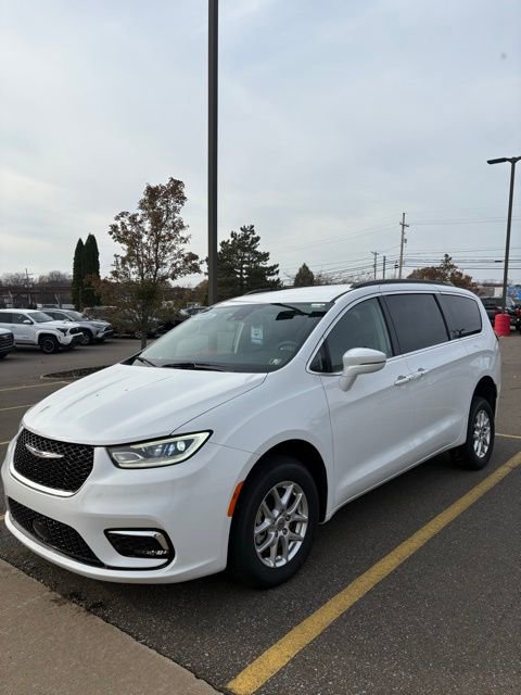 Used 2022 Chrysler Pacifica Touring-L image 2