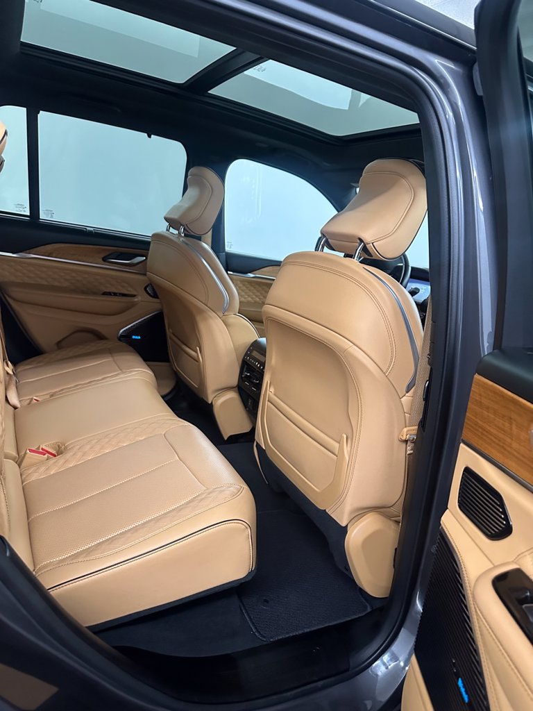Used 2023 Jeep Grand Cherokee Summit AWD/4WD image 35
