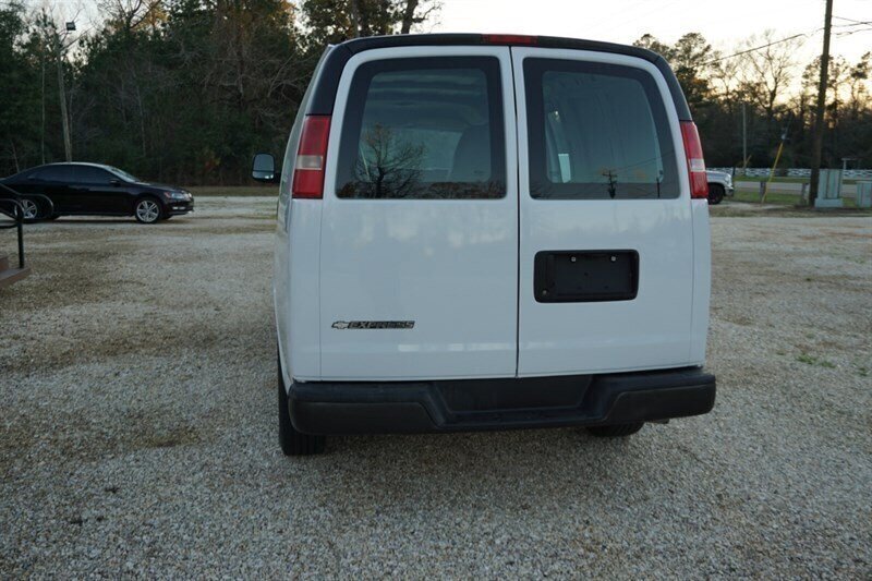 Used 2010 Chevrolet Express 1500 RWD image 14