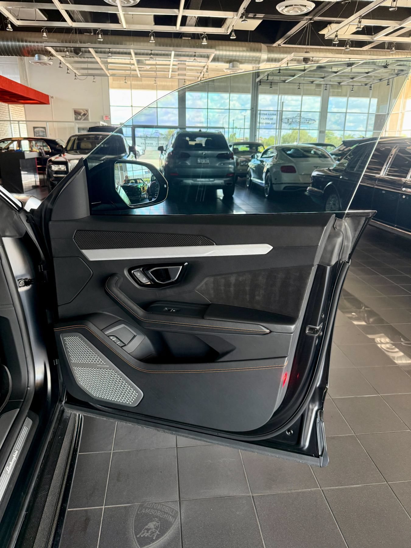 Used 2021 Lamborghini Urus AWD/4WD image 24