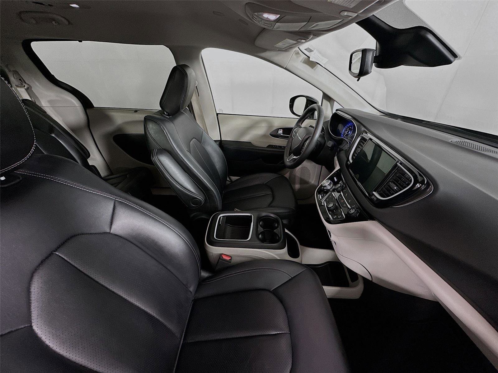 Used 2024 Chrysler Pacifica Touring-L FWD image 28