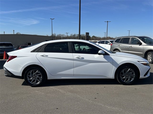 Certified 2025 Hyundai Elantra Blue image 33