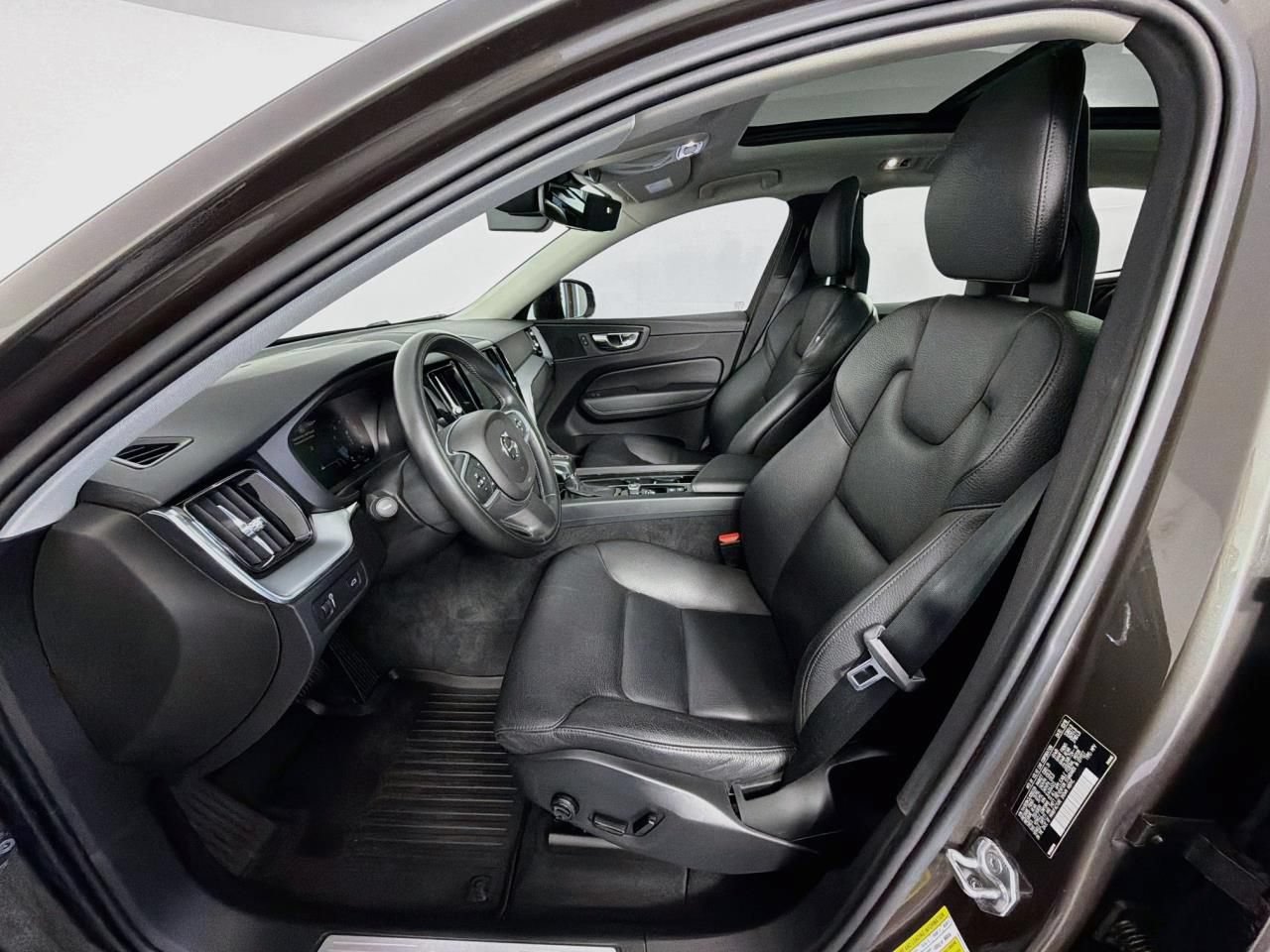 Used 2018 Volvo XC60 T5 Momentum w/ Convenience Package AWD/4WD image 32