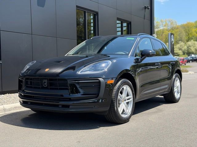 Used 2025 Porsche Macan AWD/4WD image 2