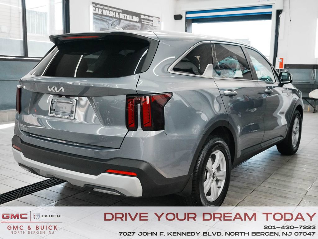 Used 2025 Kia Sorento LX image 8