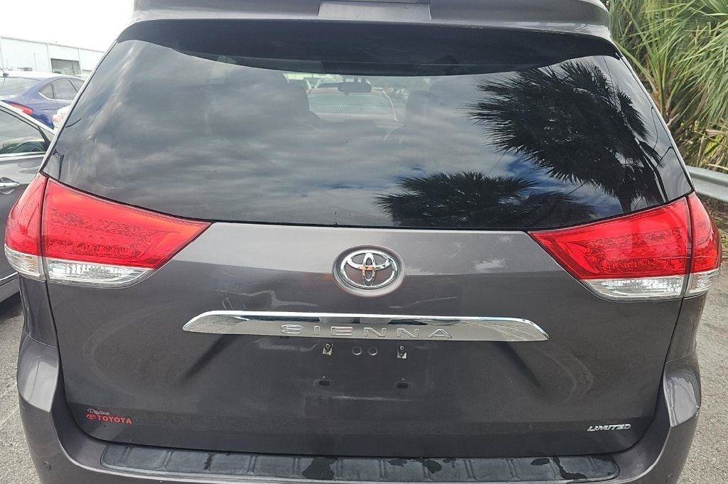 Used 2014 Toyota Sienna Limited w/ Limited Premium Package FWD image 10