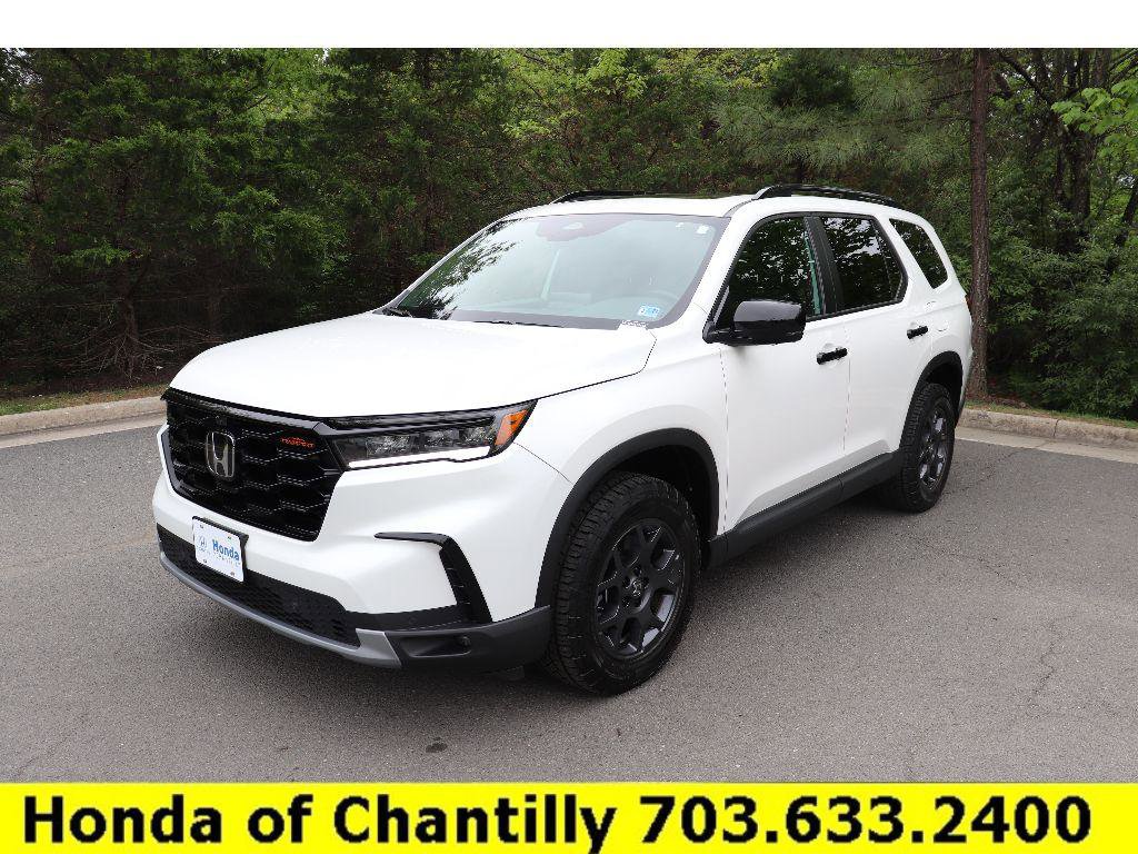 Certified 2025 Honda Pilot TrailSport image 3