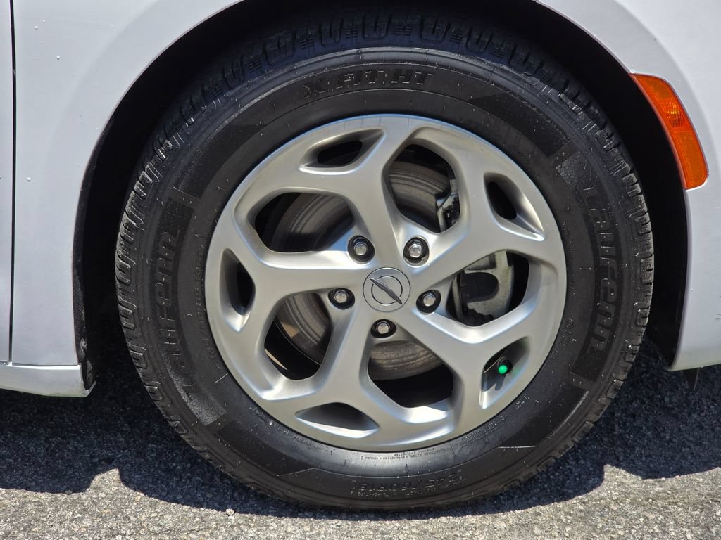 Used 2024 Chrysler Pacifica Limited FWD image 22