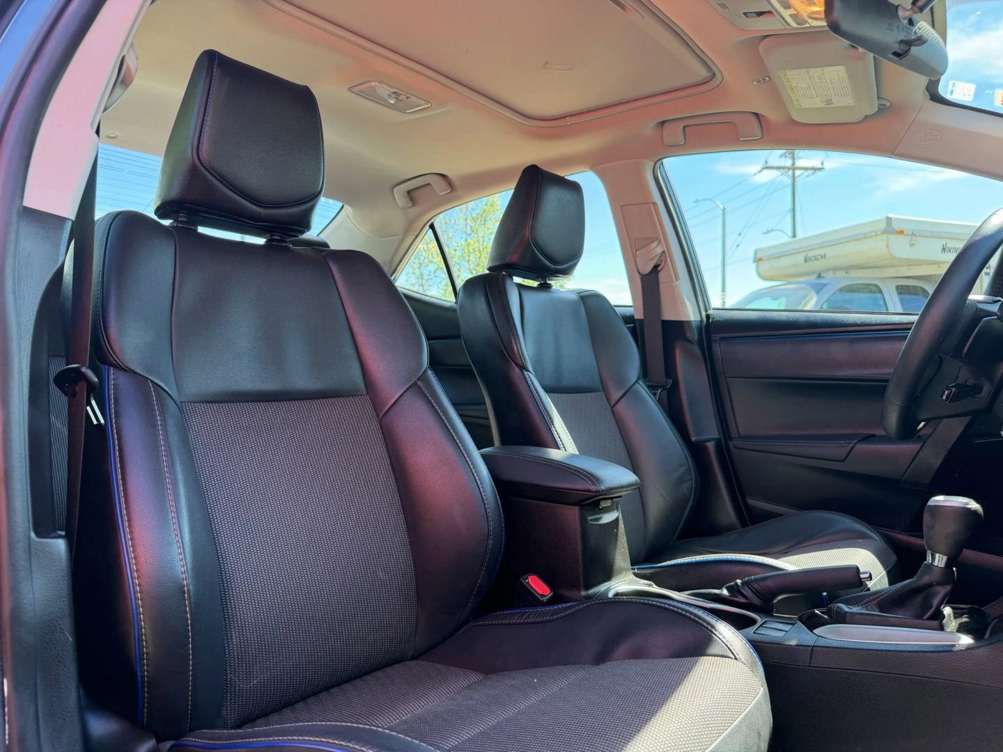 Used 2017 Toyota Corolla SE w/ SE Premium Package FWD image 15