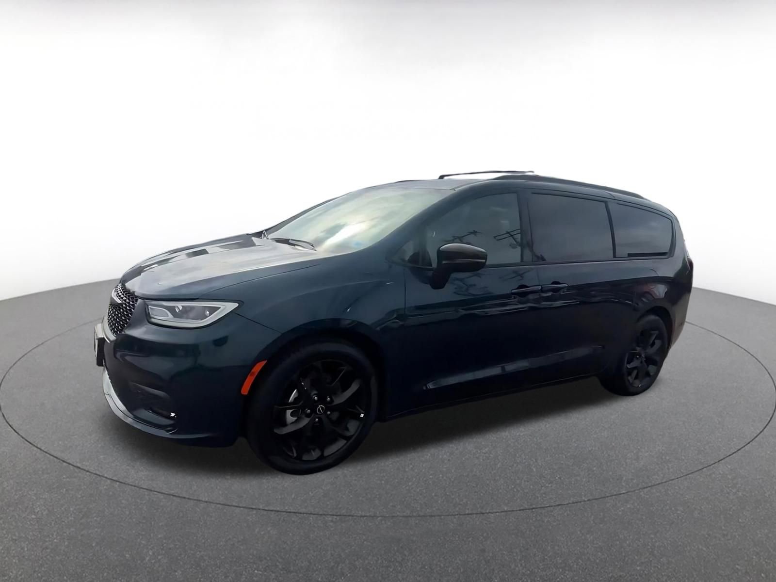 Used 2025 Chrysler Pacifica Limited image 8