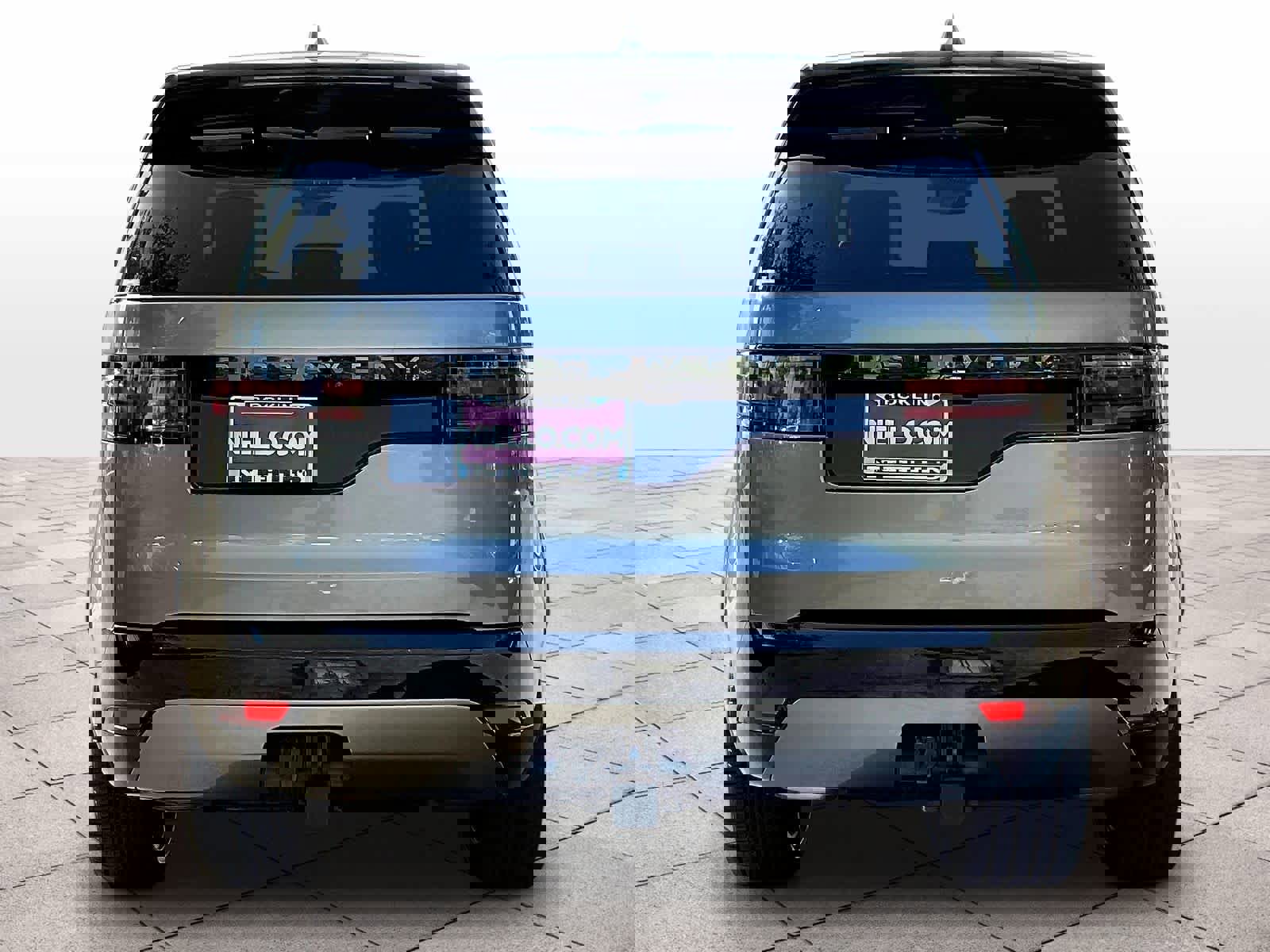 New 2025 Land Rover Discovery Dynamic SE image 6