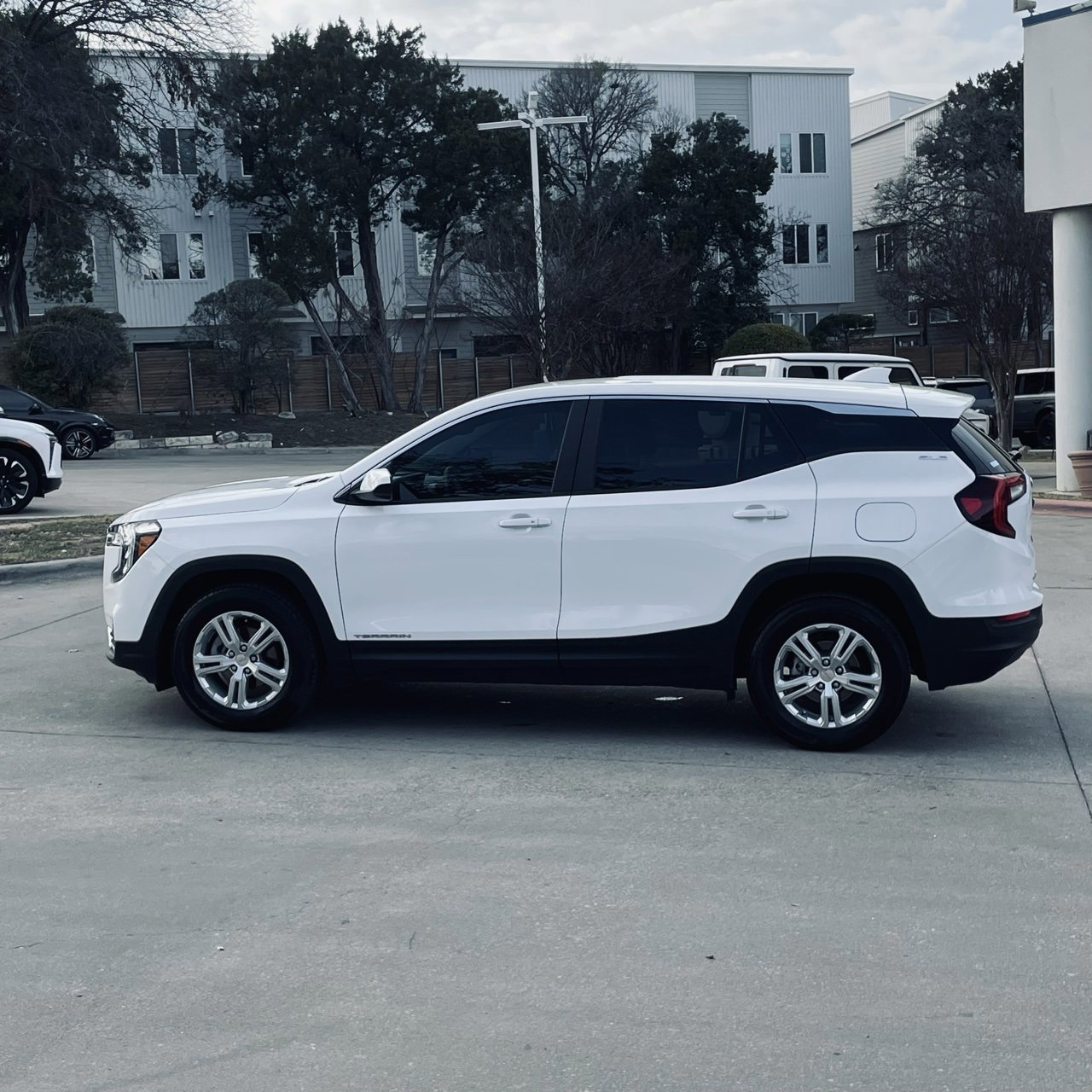 Used 2024 GMC Terrain SLE image 2