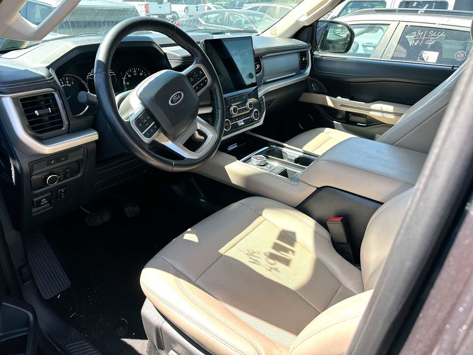 Used 2024 Ford Expedition Max XLT image 3