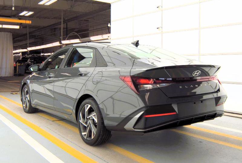 Used 2025 Hyundai Elantra Sport image 5