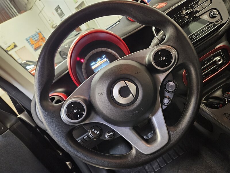 Used 2017 smart fortwo pure RWD image 27
