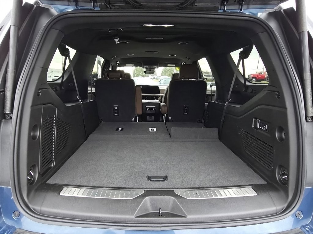 Used 2025 Chevrolet Suburban High Country image 16