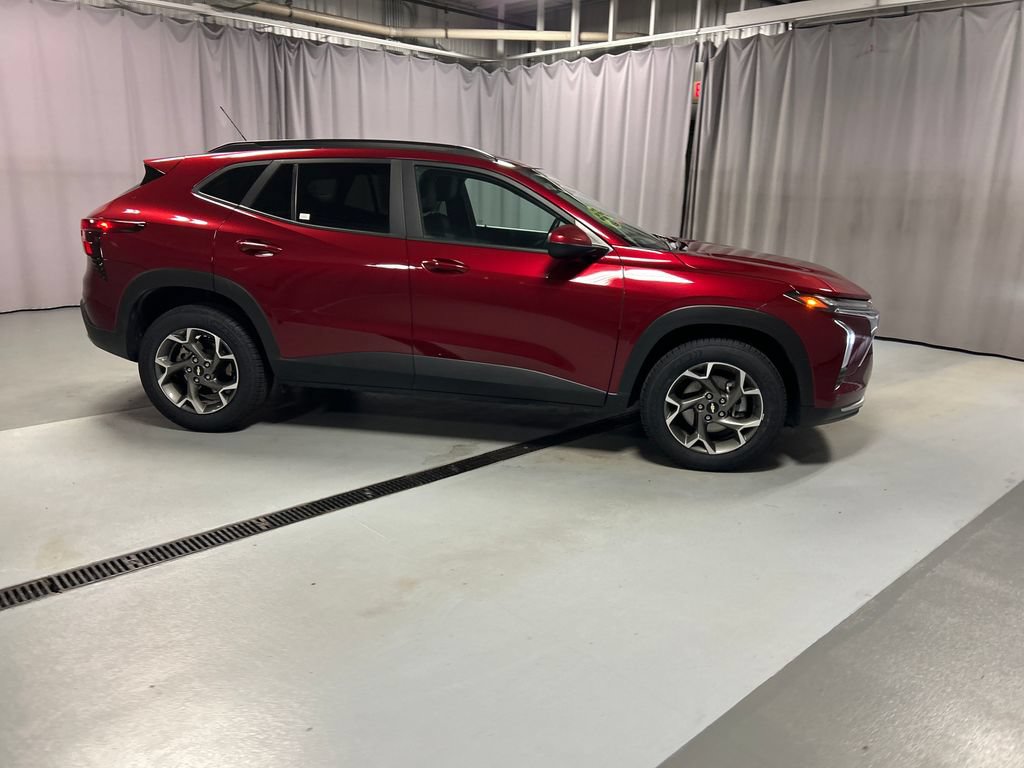 Used 2025 Chevrolet Trax LT w/ LT Convenience Package FWD image 8