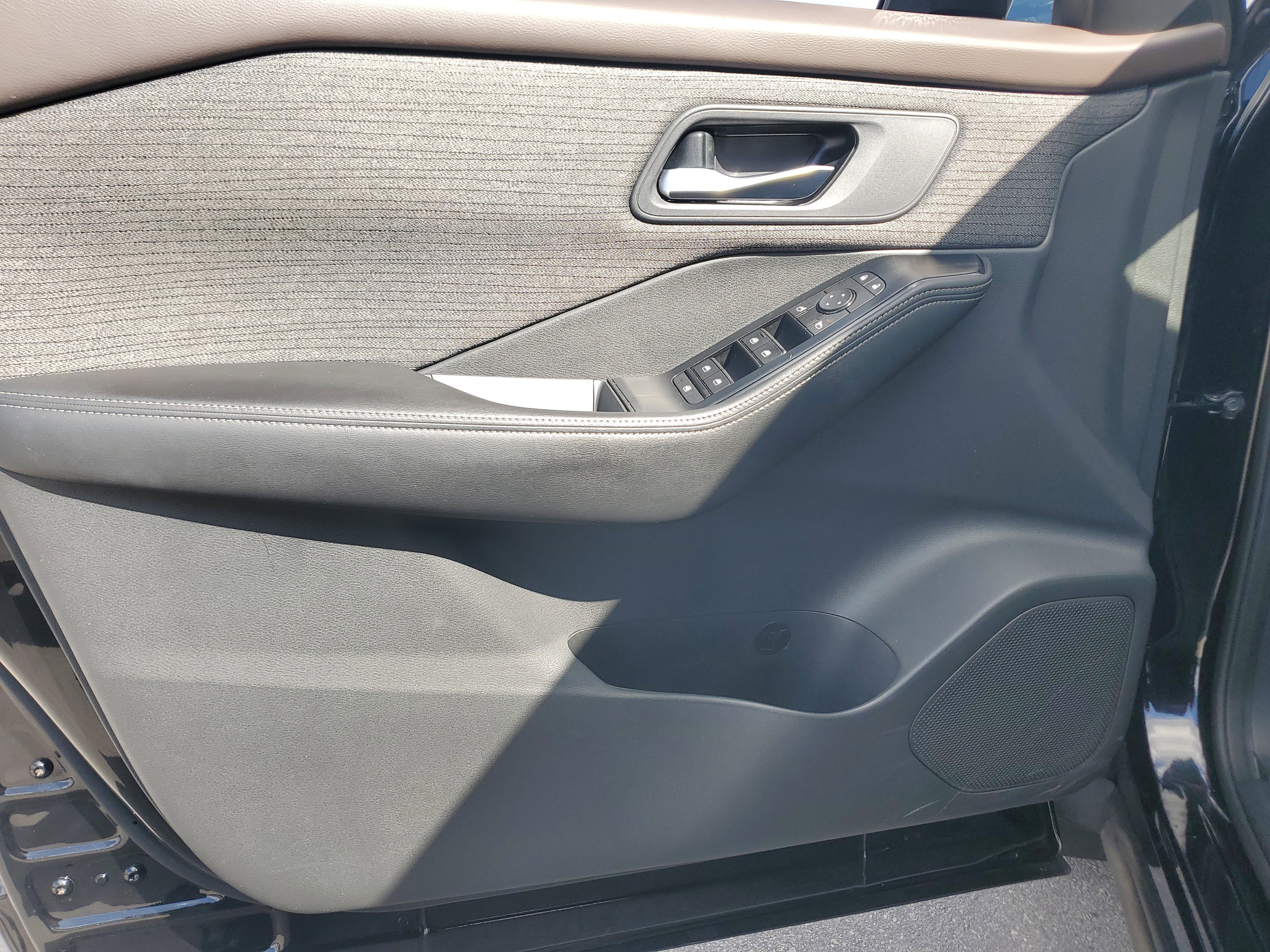 Used 2022 Nissan Rogue SV image 26