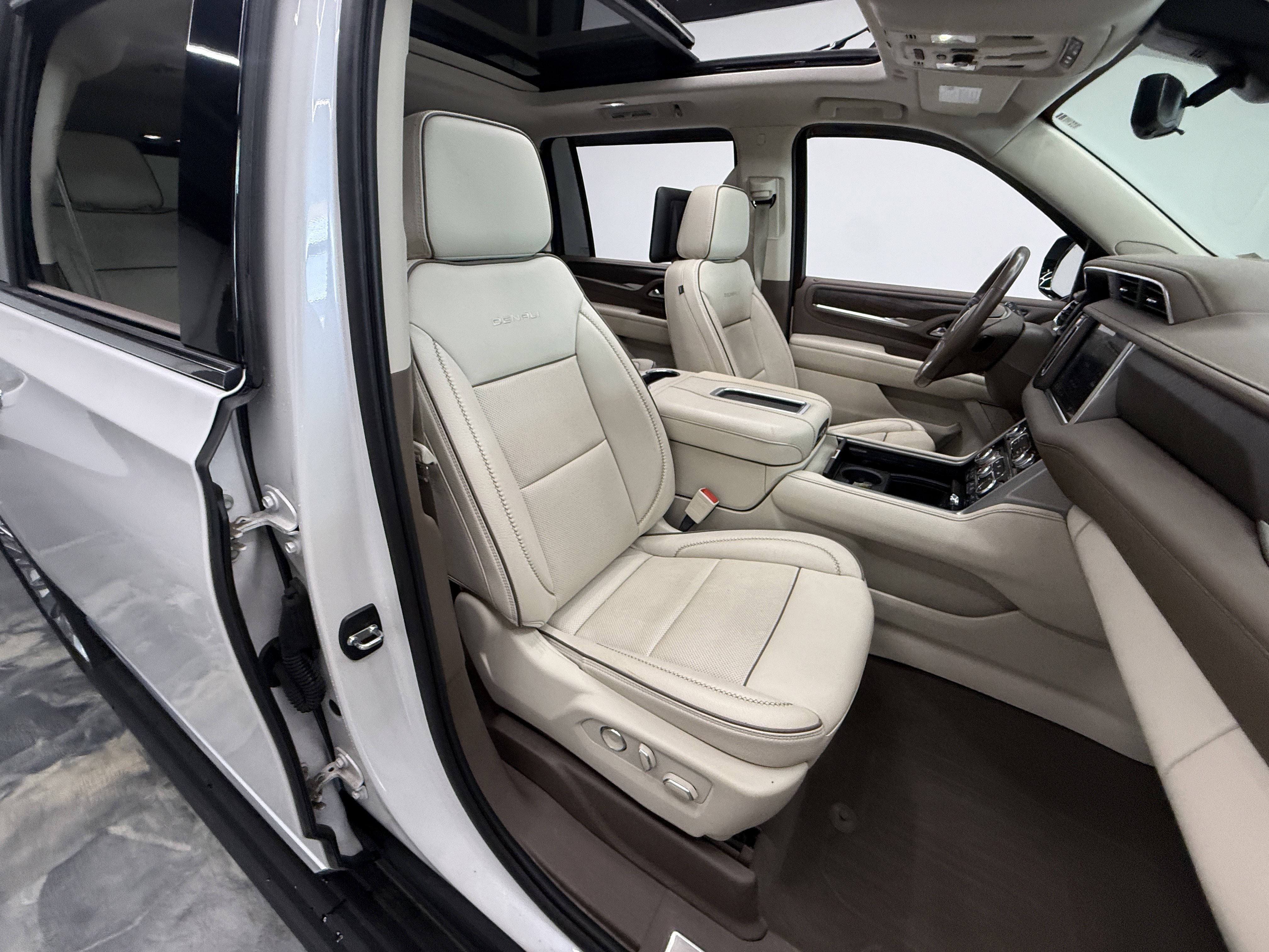 Used 2021 GMC Yukon XL Denali w/ Denali Ultimate Package AWD/4WD image 19