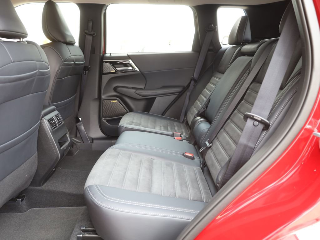 New 2025 Mitsubishi Outlander SE image 29