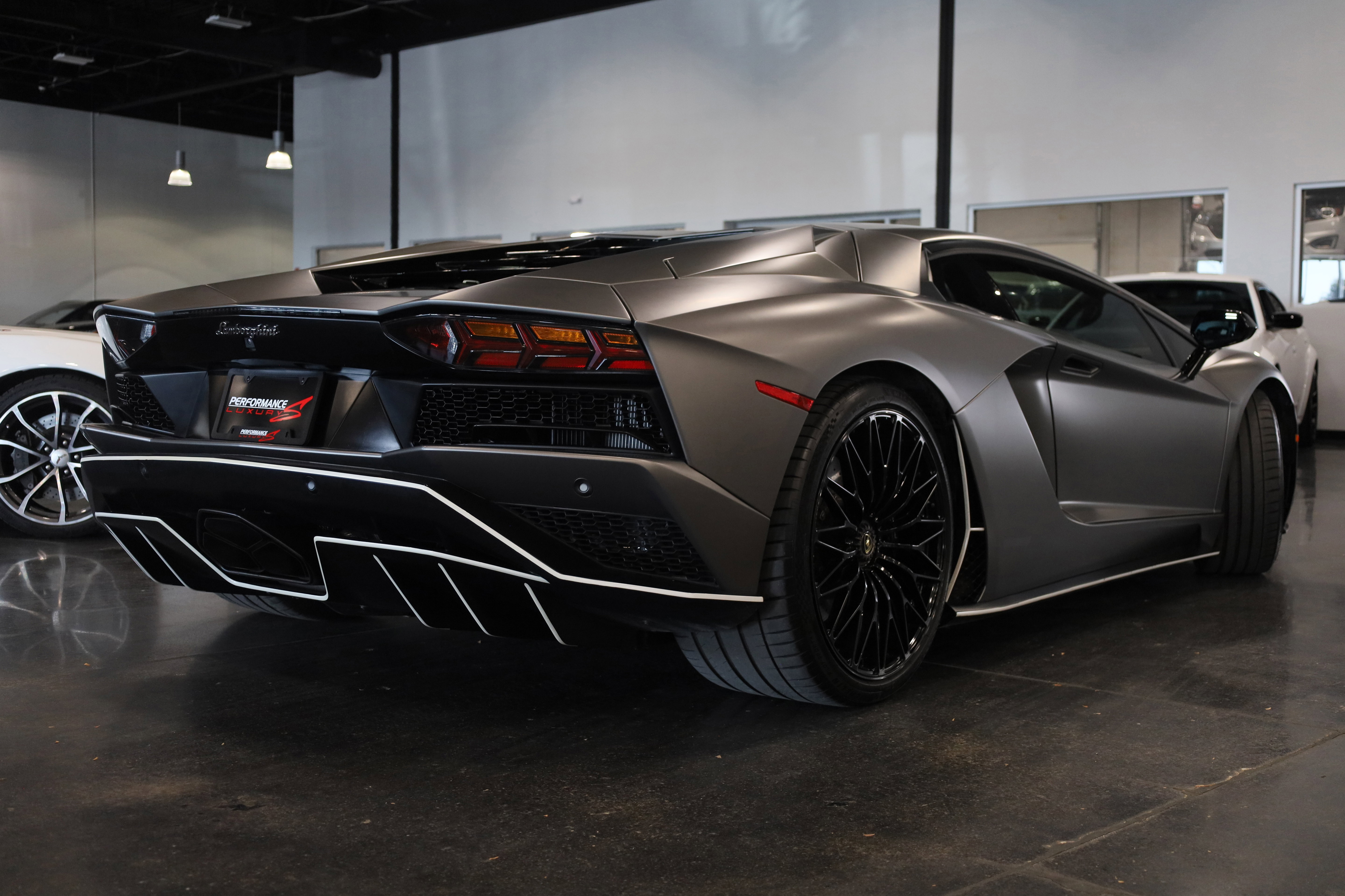 Used 2018 Lamborghini Aventador S image 6