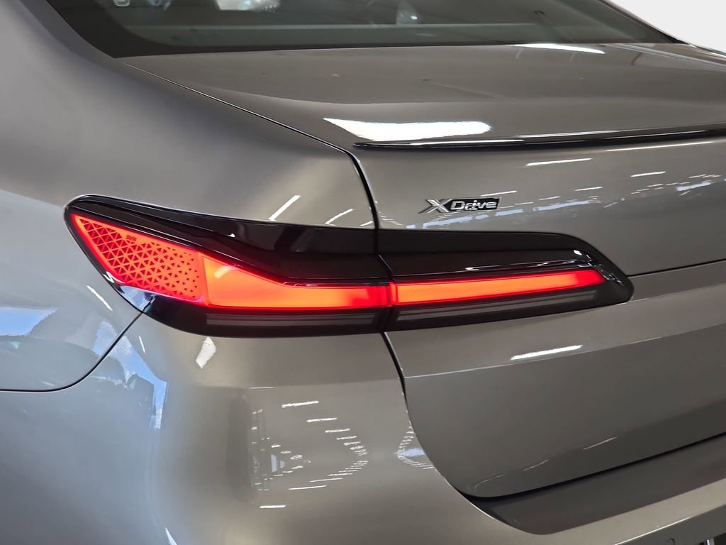 New 2026 BMW 750e xDrive w/ Premium Package image 25