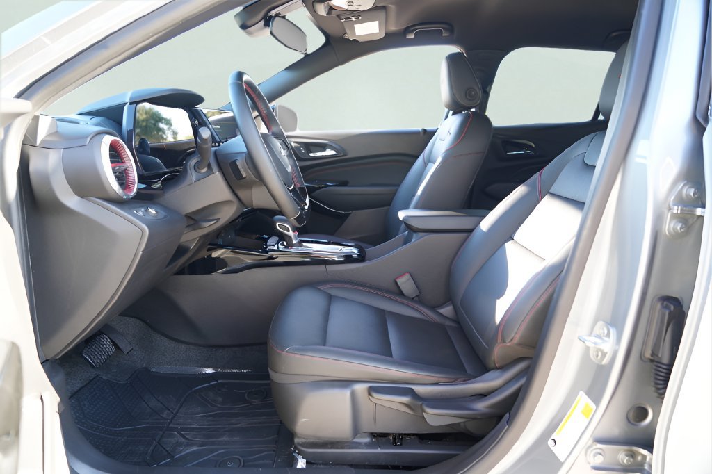 Used 2025 Chevrolet Trax RS w/ Driver Confidence Package FWD image 9