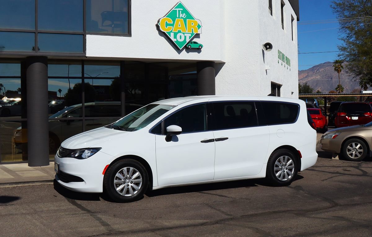 Used 2020 Chrysler Voyager L FWD image 7