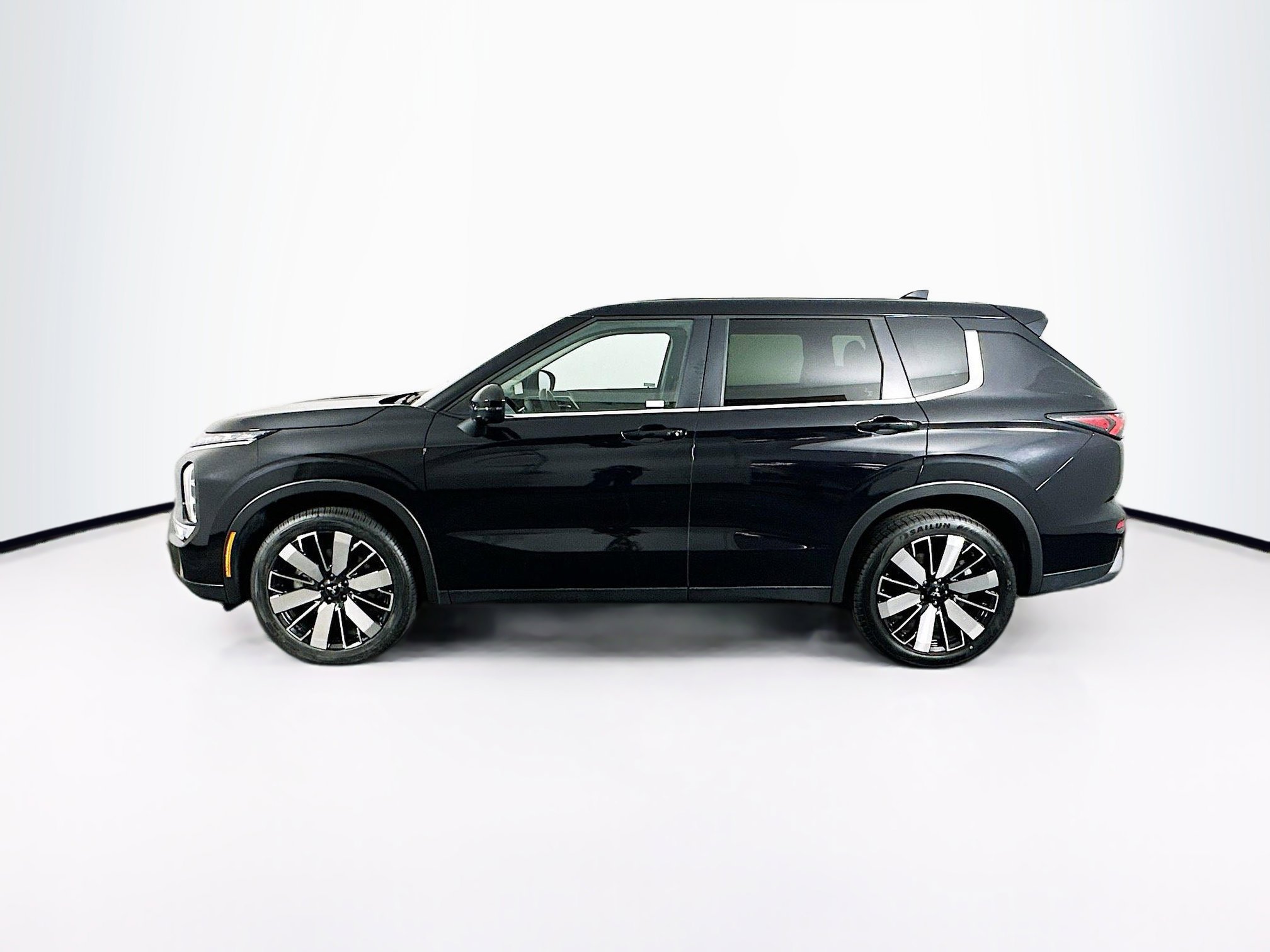 Used 2025 Mitsubishi Outlander SE FWD image 4