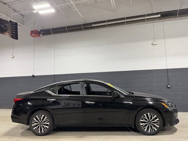 Used 2023 Nissan Altima 2.5 SV w/ SV Premium Package image 9