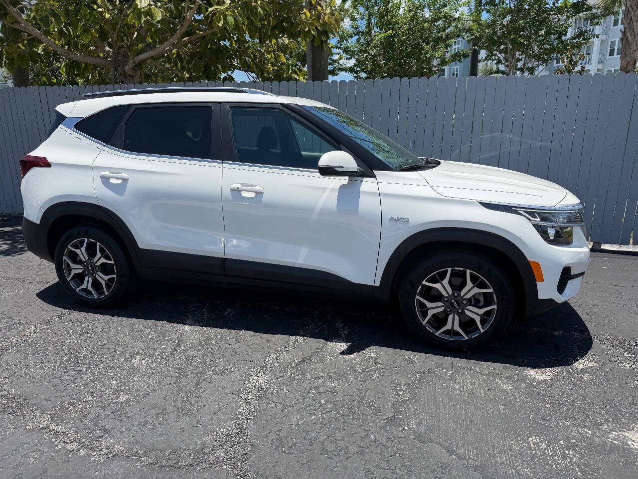 Used 2022 Kia Seltos EX AWD/4WD image 2