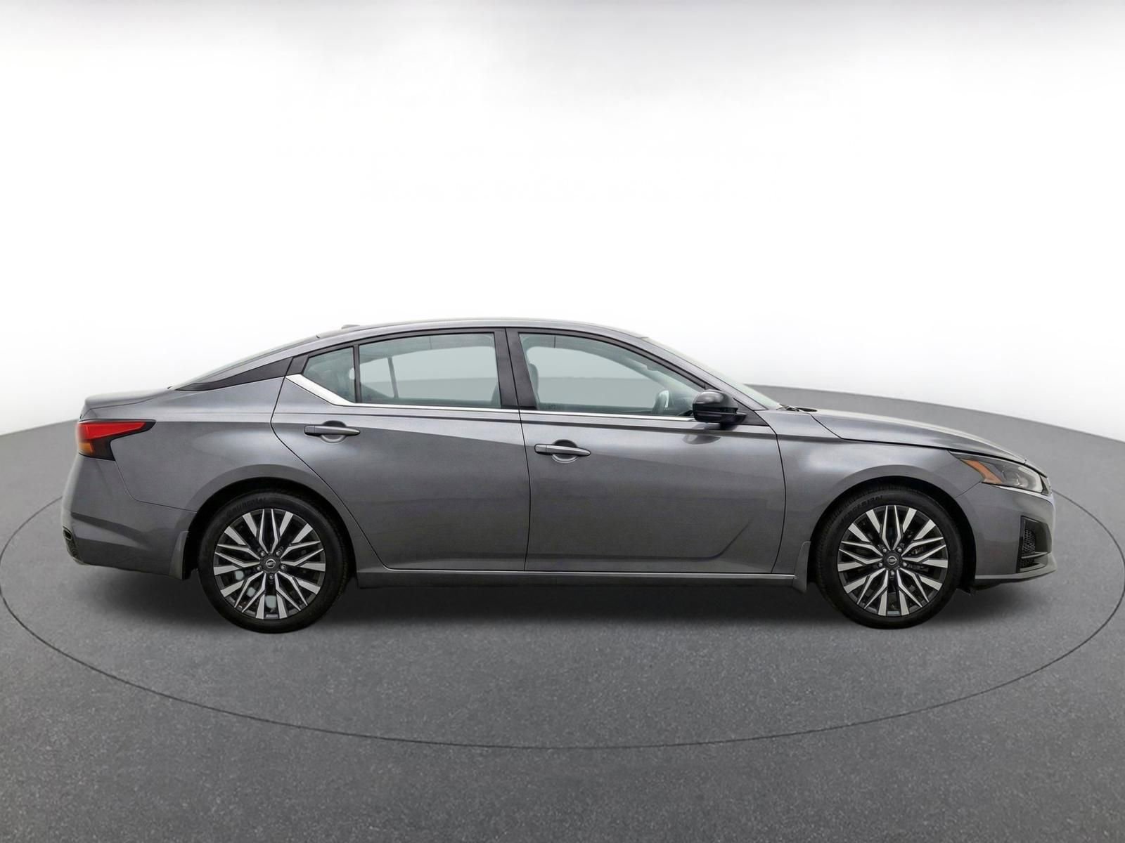 Used 2025 Nissan Altima 2.5 SV FWD image 10