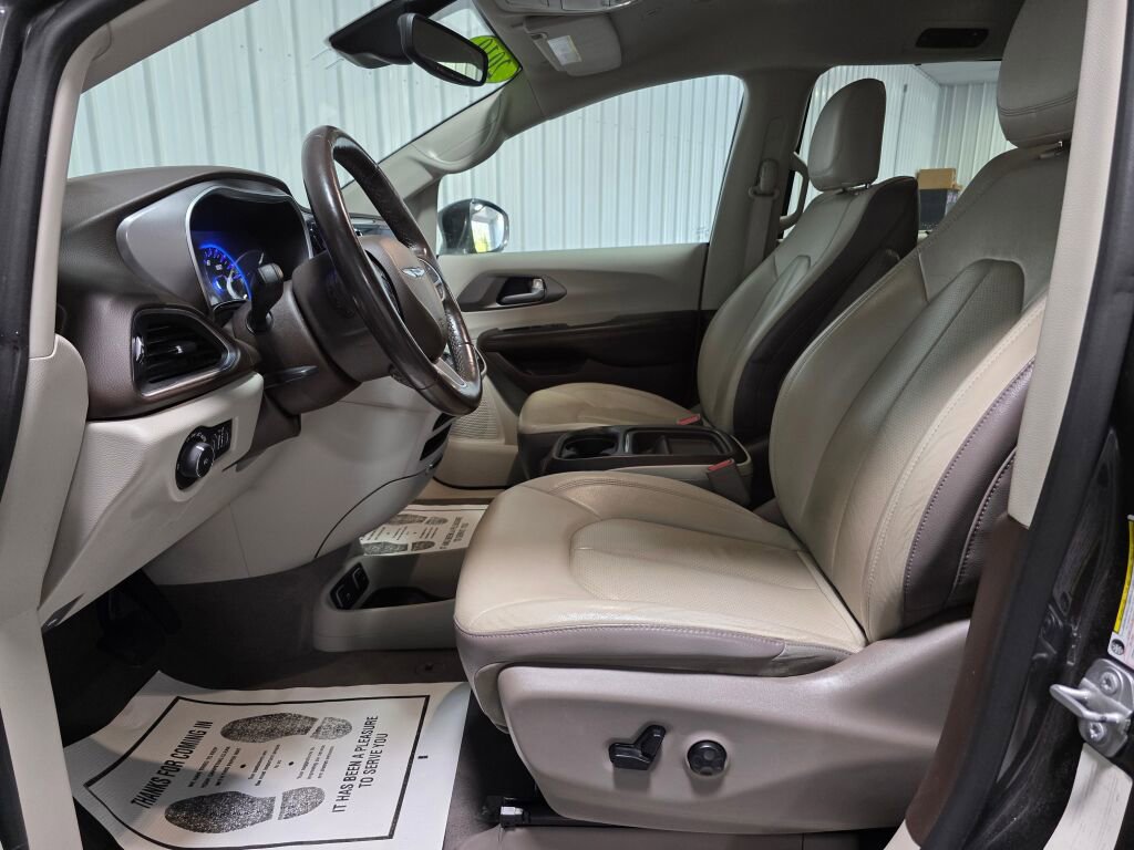 Used 2019 Chrysler Pacifica Touring-L Plus w/ Advanced Safetytec Group FWD image 9