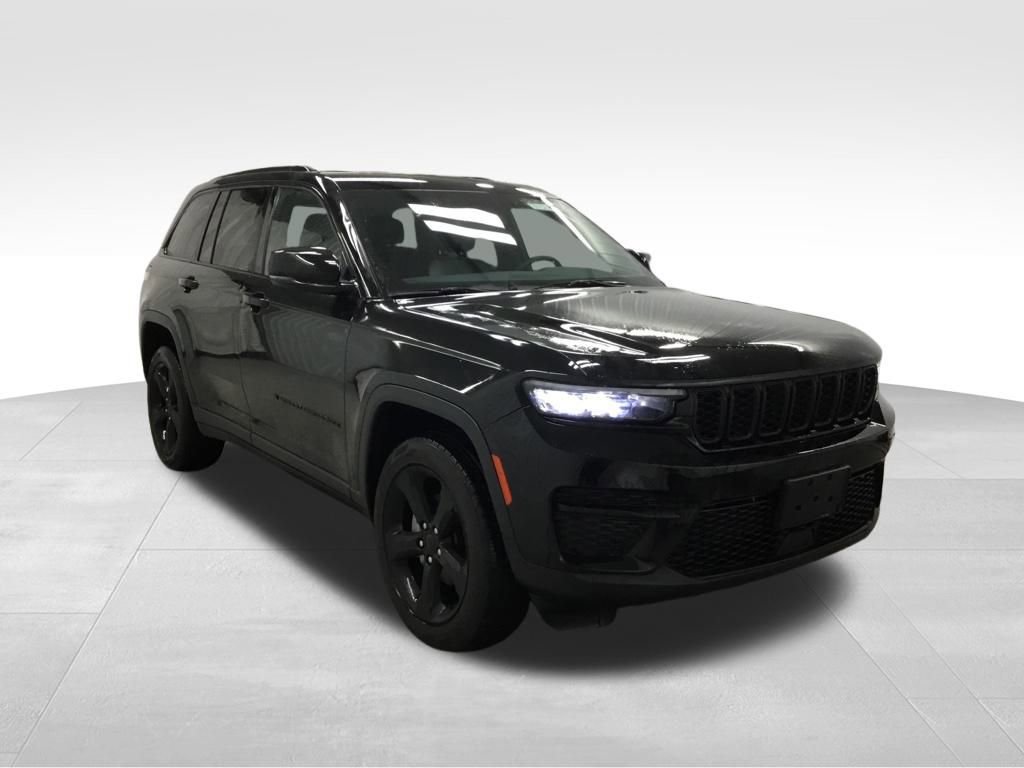 Used 2023 Jeep Grand Cherokee Altitude image 3