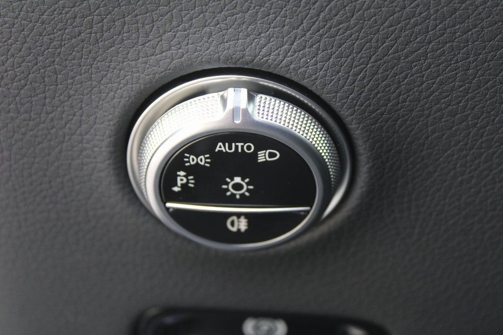 Used 2025 Mercedes-Benz GLC 350e image 27