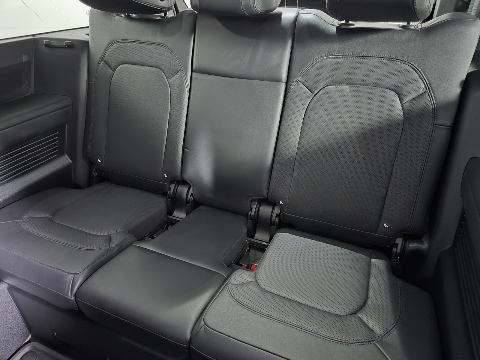 Used 2023 Land Rover Defender 130 X-Dynamic SE image 16