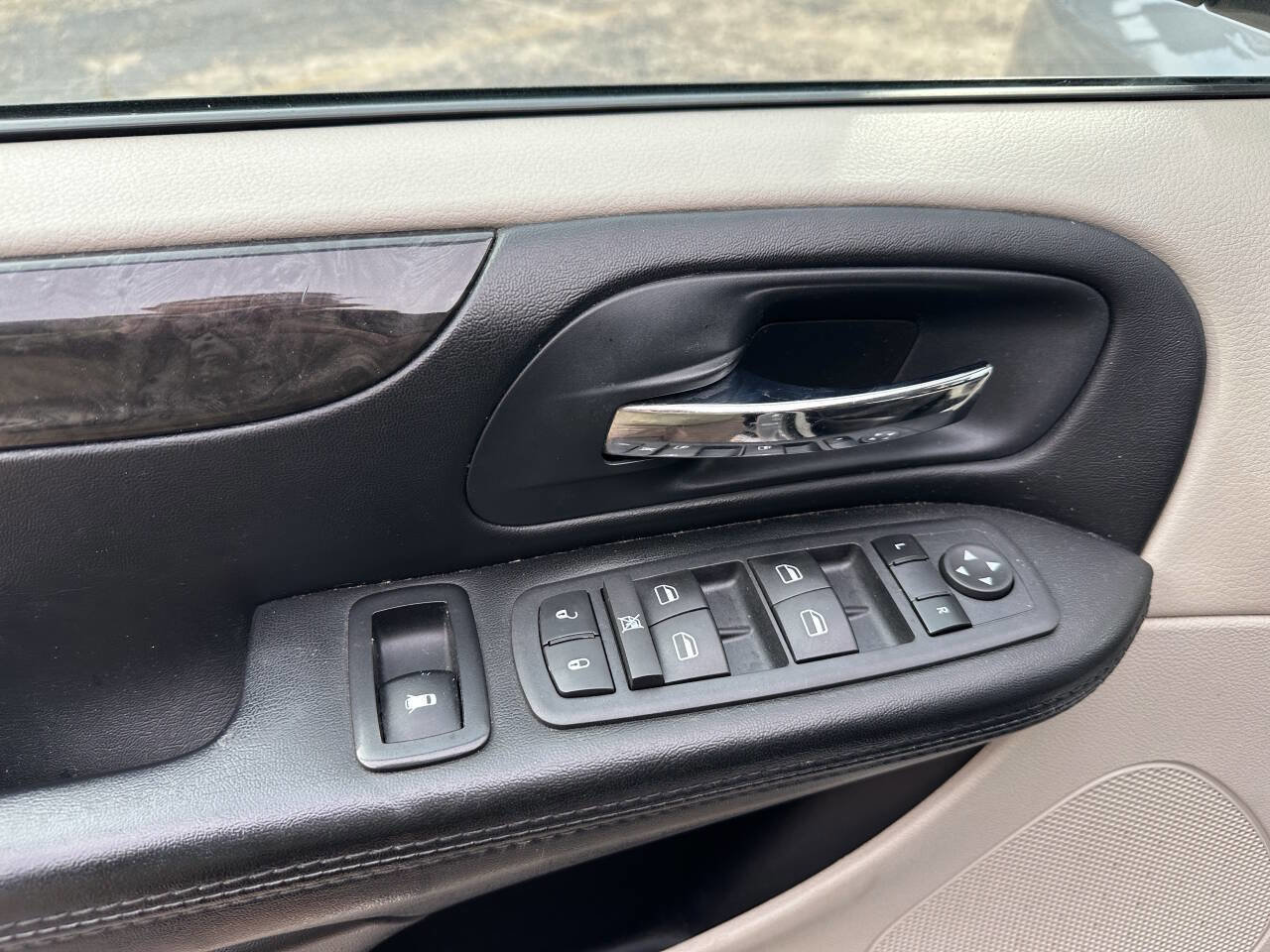 Used 2016 Dodge Grand Caravan SXT w/ Rear Park Assist Package image 14