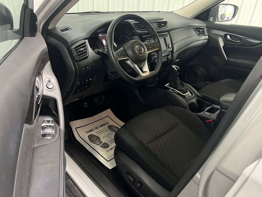 Used 2019 Nissan Rogue SV image 2