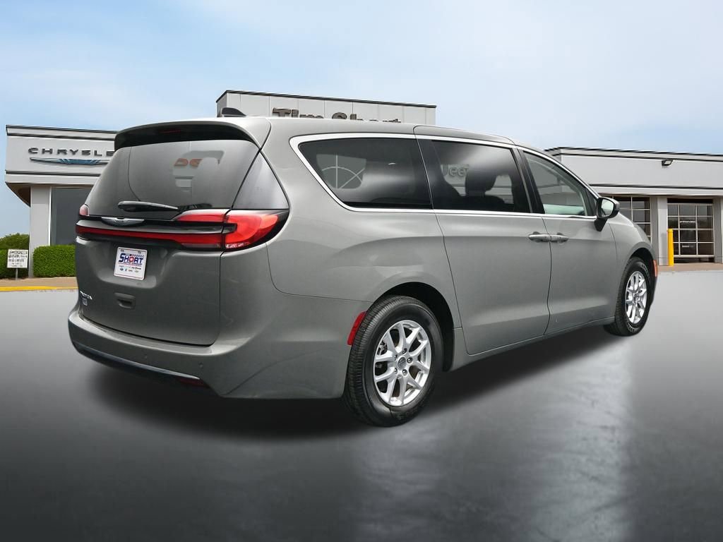 Used 2023 Chrysler Pacifica Touring-L FWD image 5