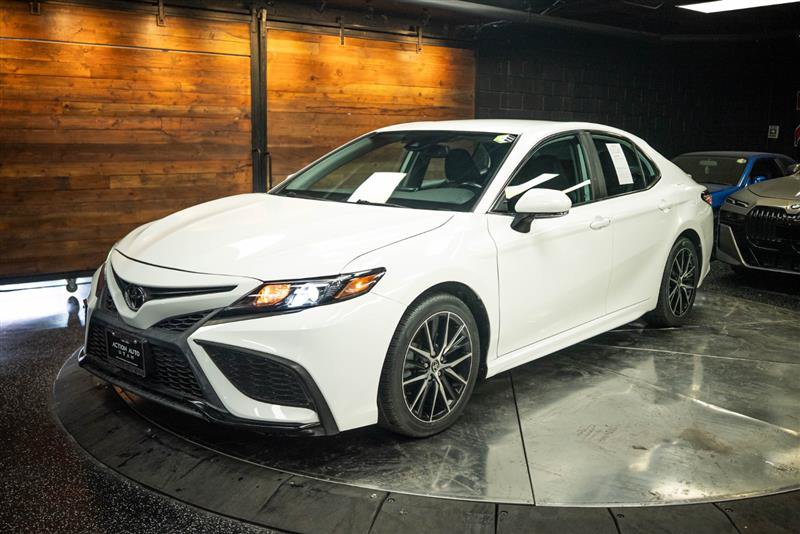 Used 2022 Toyota Camry SE w/ Convenience Package FWD image 2