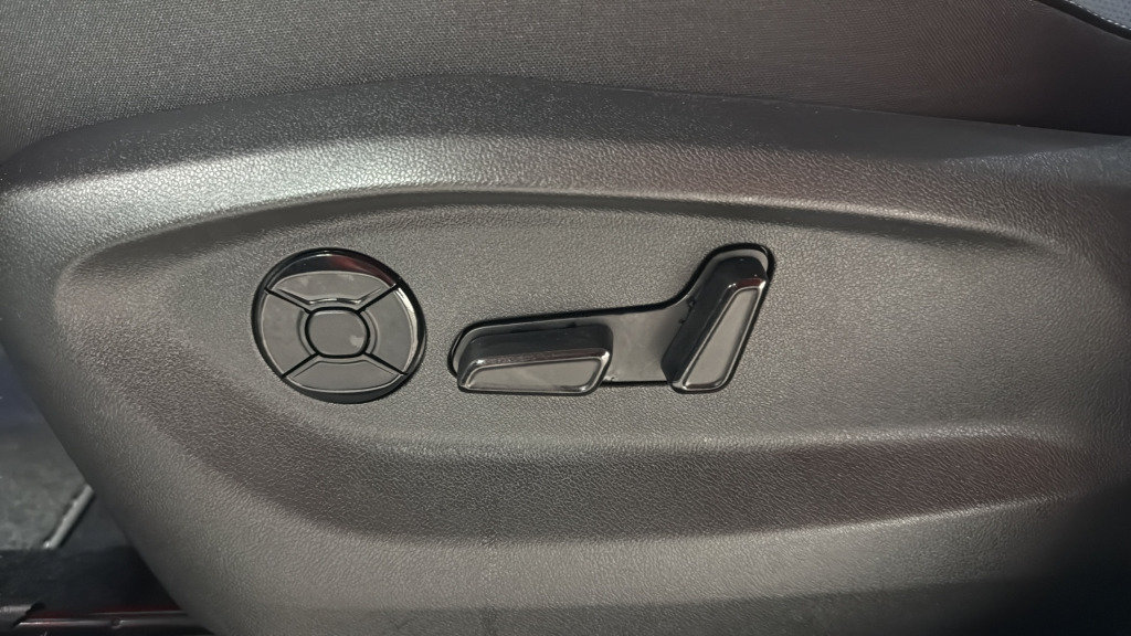 Certified 2025 Volkswagen Tiguan SE R-Line AWD/4WD image 18