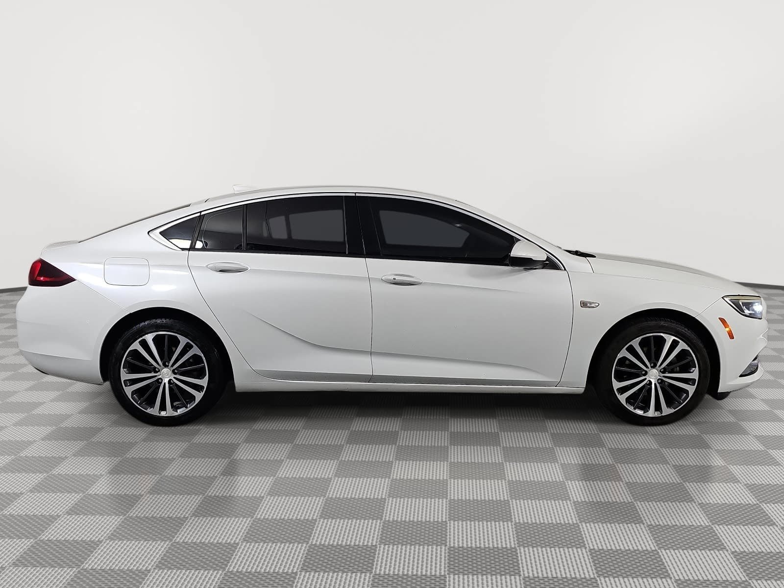 Used 2018 Buick Regal Essence w/ Driver Confidence Package #1 FWD image 9