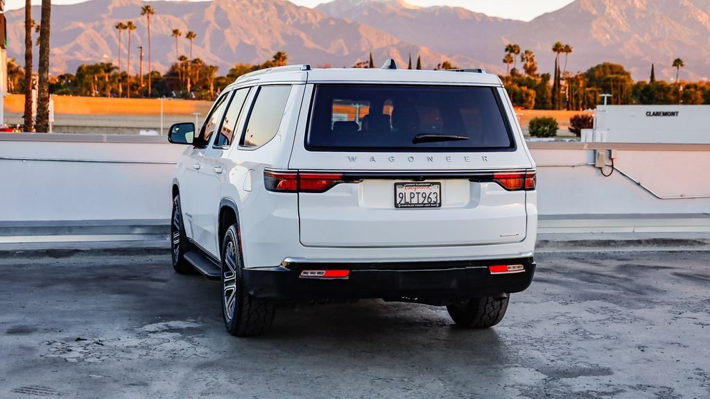 Certified 2024 Jeep Wagoneer Series II w/ Flexible Seating Group image 7