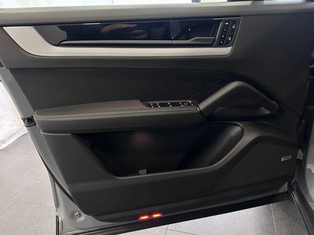 Used 2024 Porsche Cayenne Coupe image 12