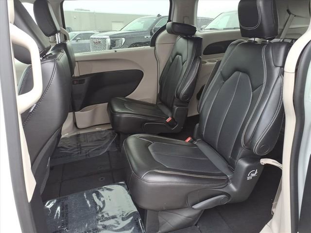 Used 2023 Chrysler Pacifica Touring-L FWD image 12