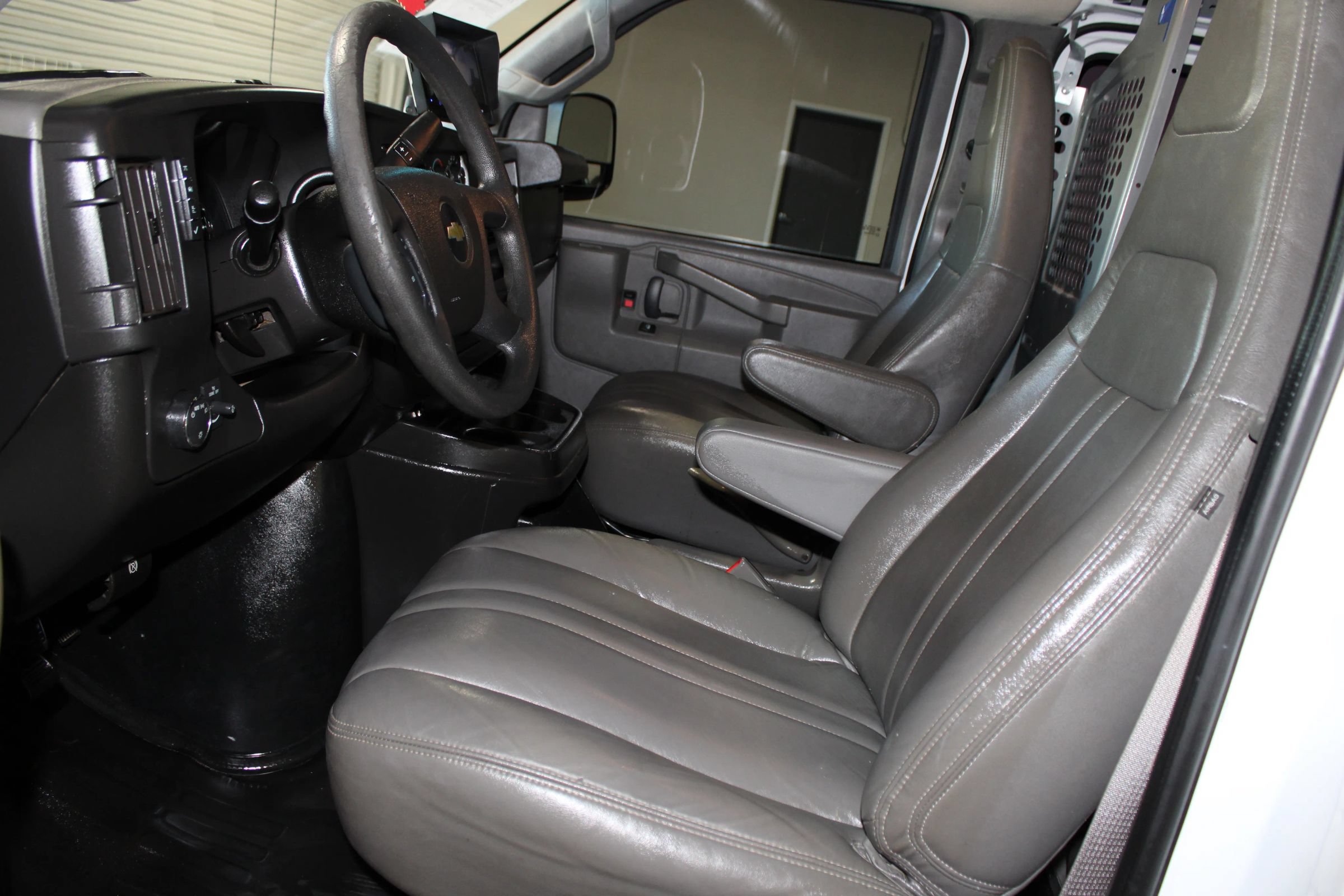 Used 2017 Chevrolet Express 2500 Extended RWD image 18