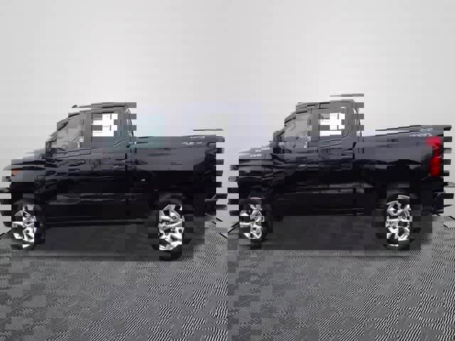 Used 2024 Chevrolet Silverado 1500 Custom image 2