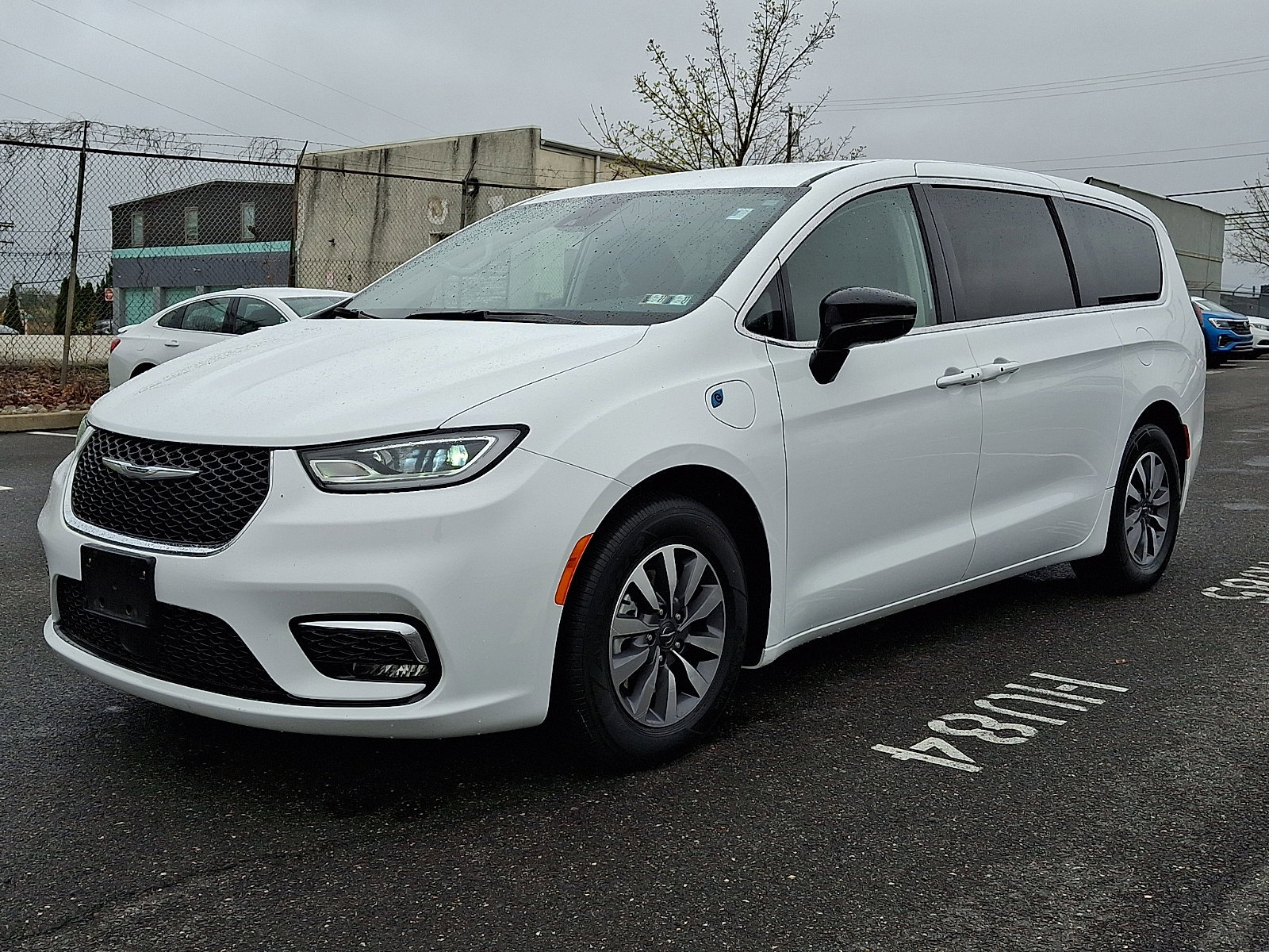 Used 2024 Chrysler Pacifica Select image 3